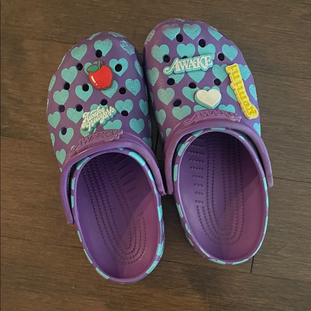 CROCS Awake Kids Purple and Blue Heart Slippers